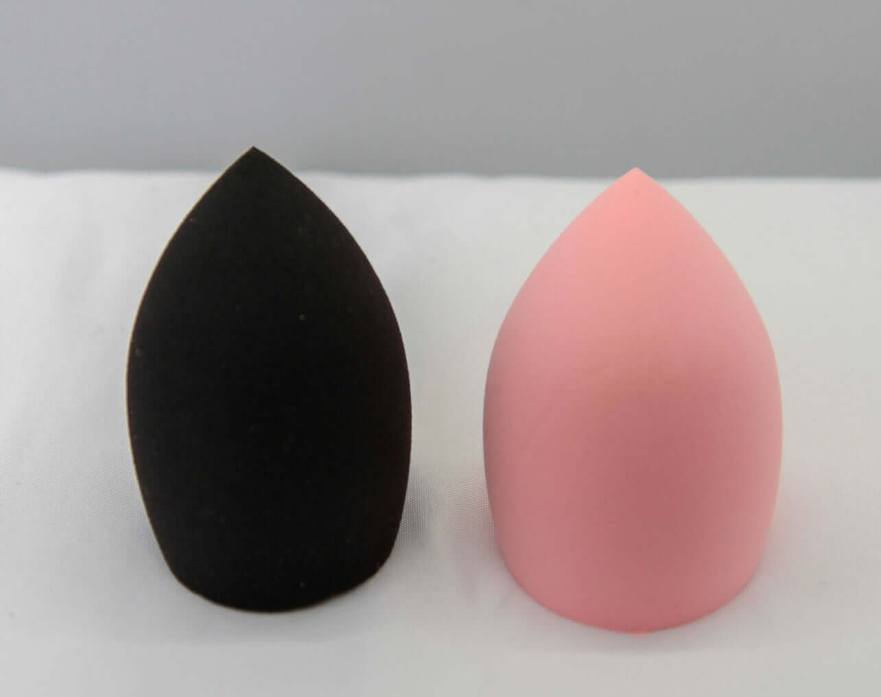 Angled Bottom Makeup Sponge (x2) image 2